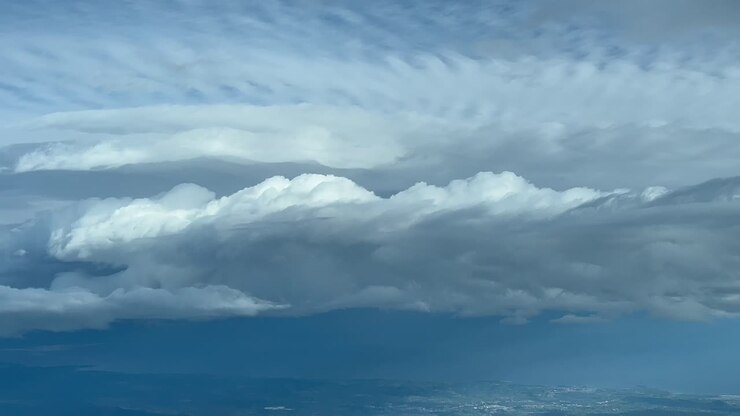Eksklusivt billede fra et flycockpit under flyvning nær en enorm stormfuld cumulonimbussky