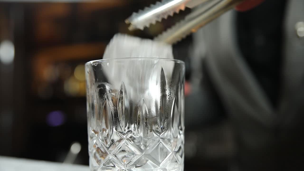 Il barista prepara un cocktail
