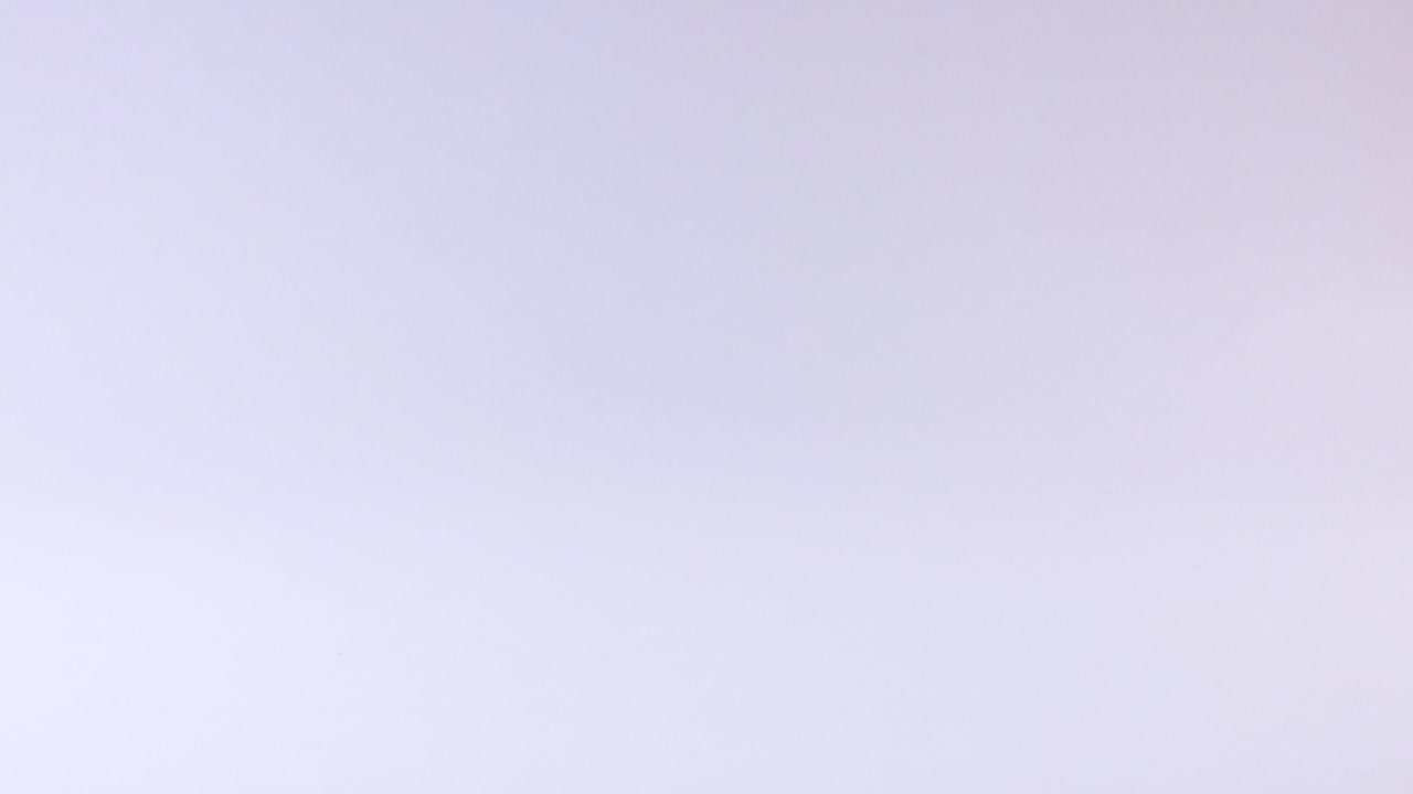 una pelota se mueve a través de una superficie plana