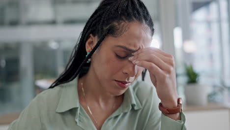 dolor de cabeza, fatiga y mujer de negocios con estrés