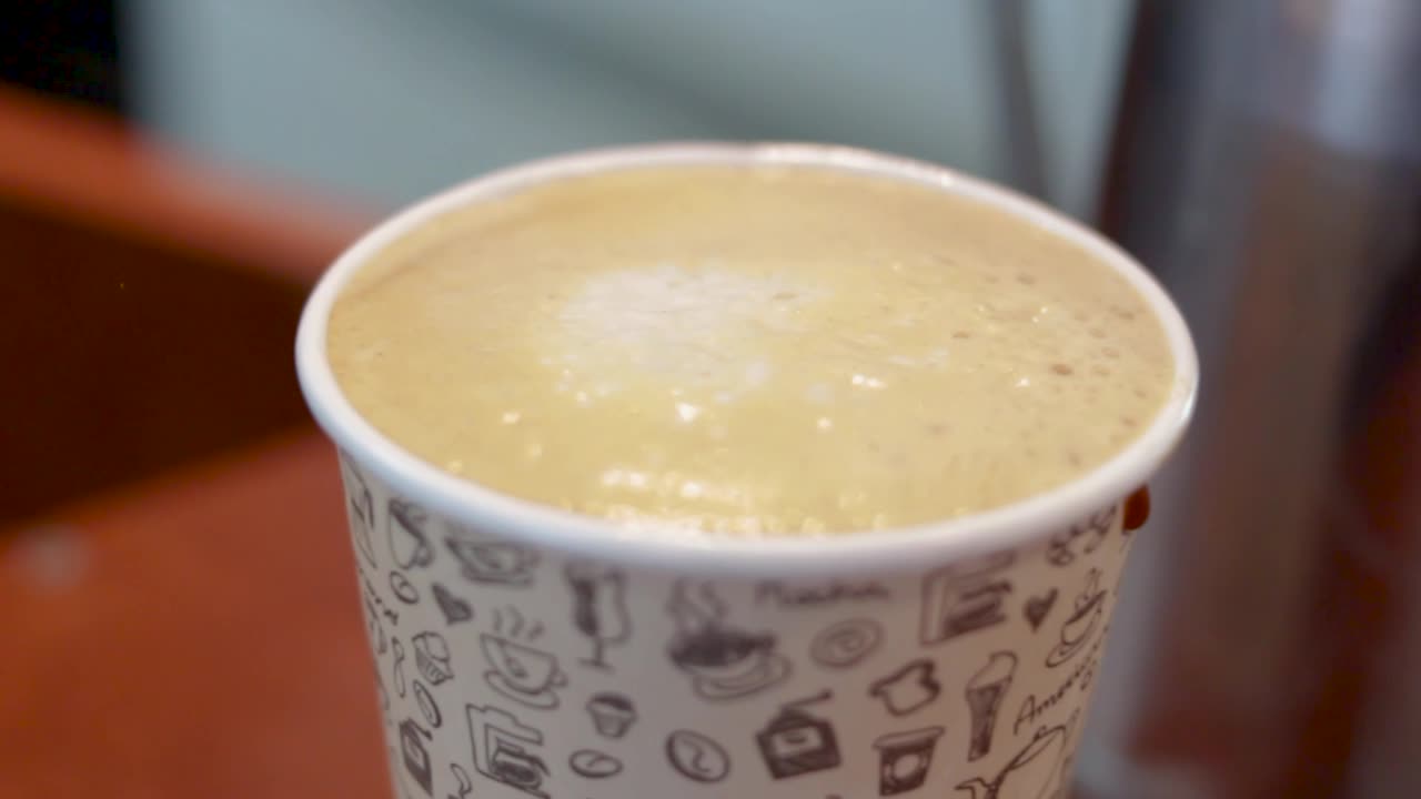 primer plano de una taza de café desechable