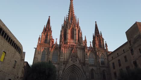 panorámica de la catedral gótica de barcelona por encima del horizonte azul del sol en españa arquitectura antigua