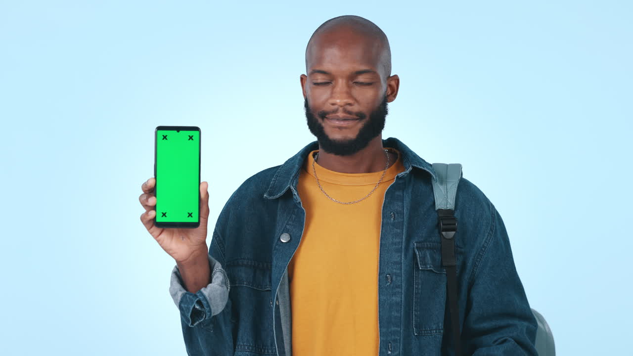 pantalla verde, pulgares hacia arriba y hombre con teléfono