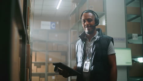 trabajador de almacén con auriculares y tableta