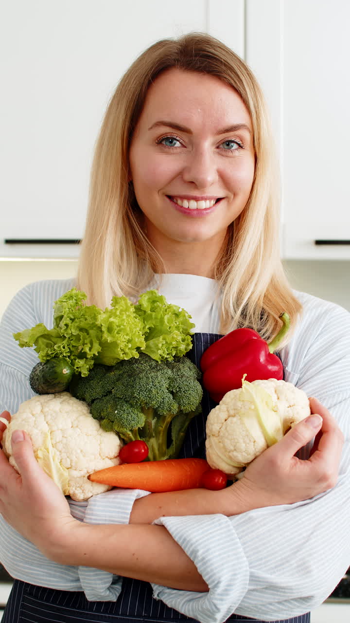 Giovane donna che tiene in mano verdure fresche acquistate al mercato, promuovendo una dieta chetogenica sana in cucina