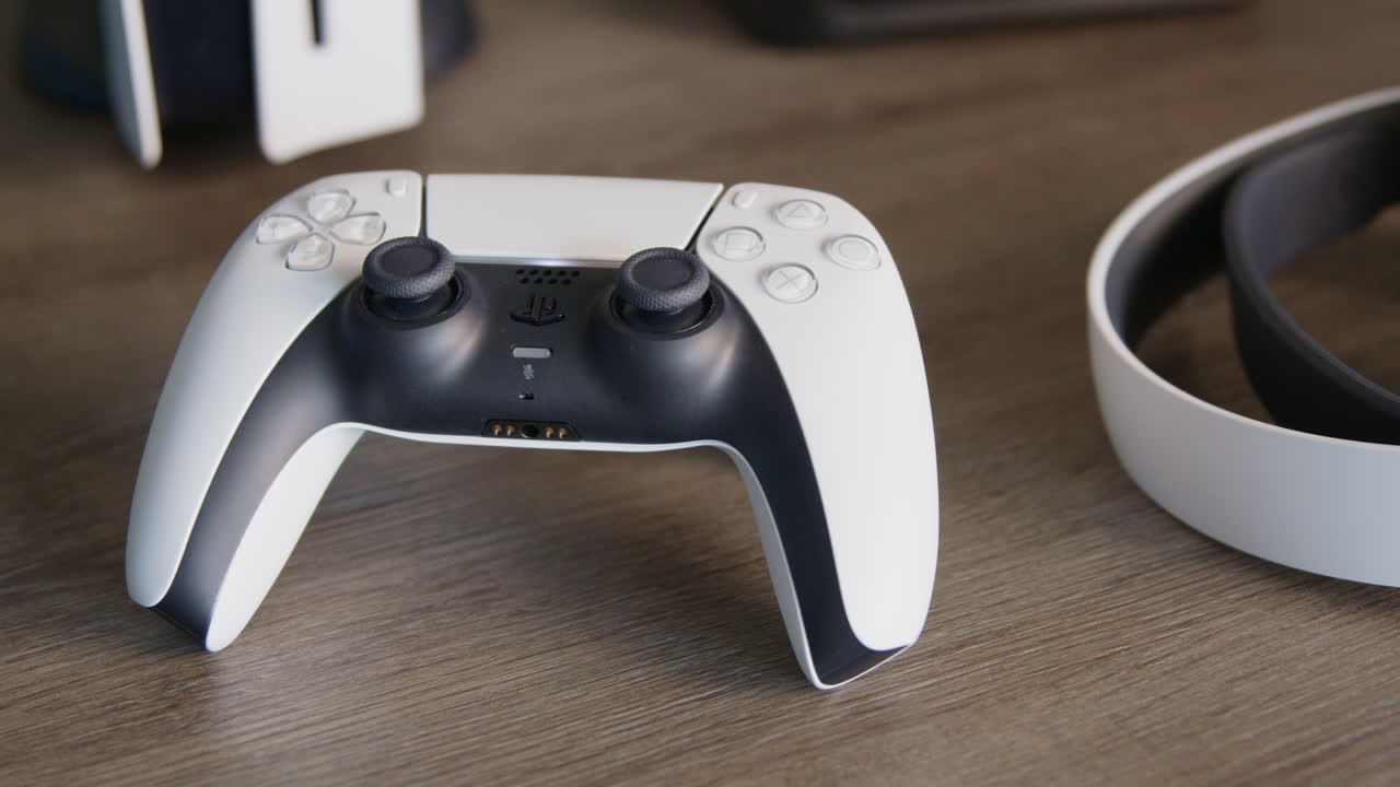 controller ps5 nel pomeriggio, pan medio lento