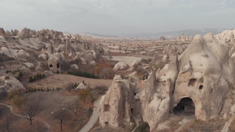 paisaje de capadocia con formaciones rocosas de chimenea de hadas