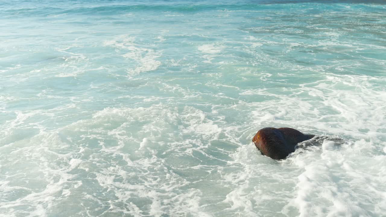 파도가 부 ⁇ 혀 거품을 형성하고, 투르코이즈 물은 로스 기간타스 해변에서, 슬로모