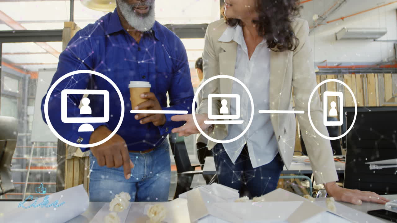 animación de una red de iconos digitales sobre hombres y mujeres diversos discutiendo sobre un plan en la oficina