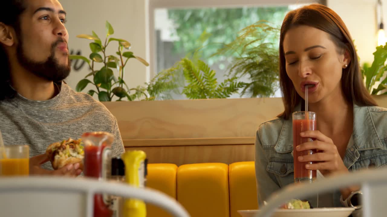 pareja comiendo en un restaurante de 4k