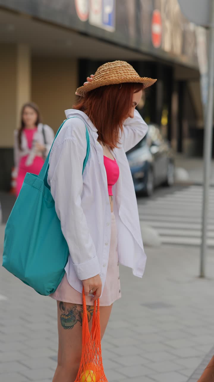 mujer feliz haciendo compras en la ciudad