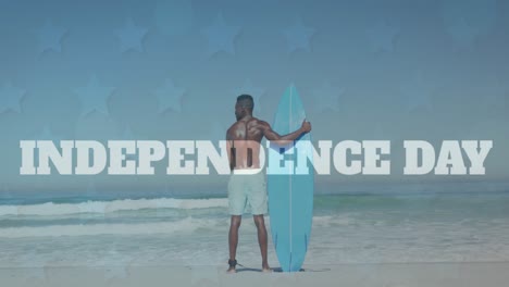 animación del texto de la independencia sobre un hombre afroamericano de pie con una tabla de surf en la playa