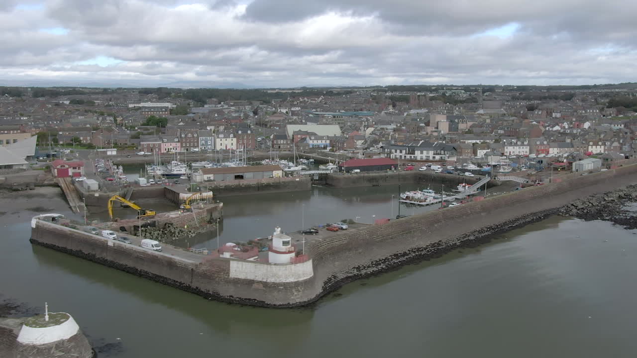 una vista aérea del puerto y la ciudad de arbroath en un día nublado