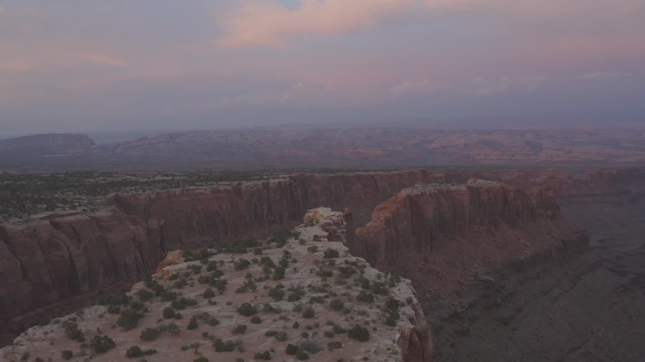 escena aérea durante el atardecer por encima de los vastos cañones del desierto de moab durante la puesta del sol