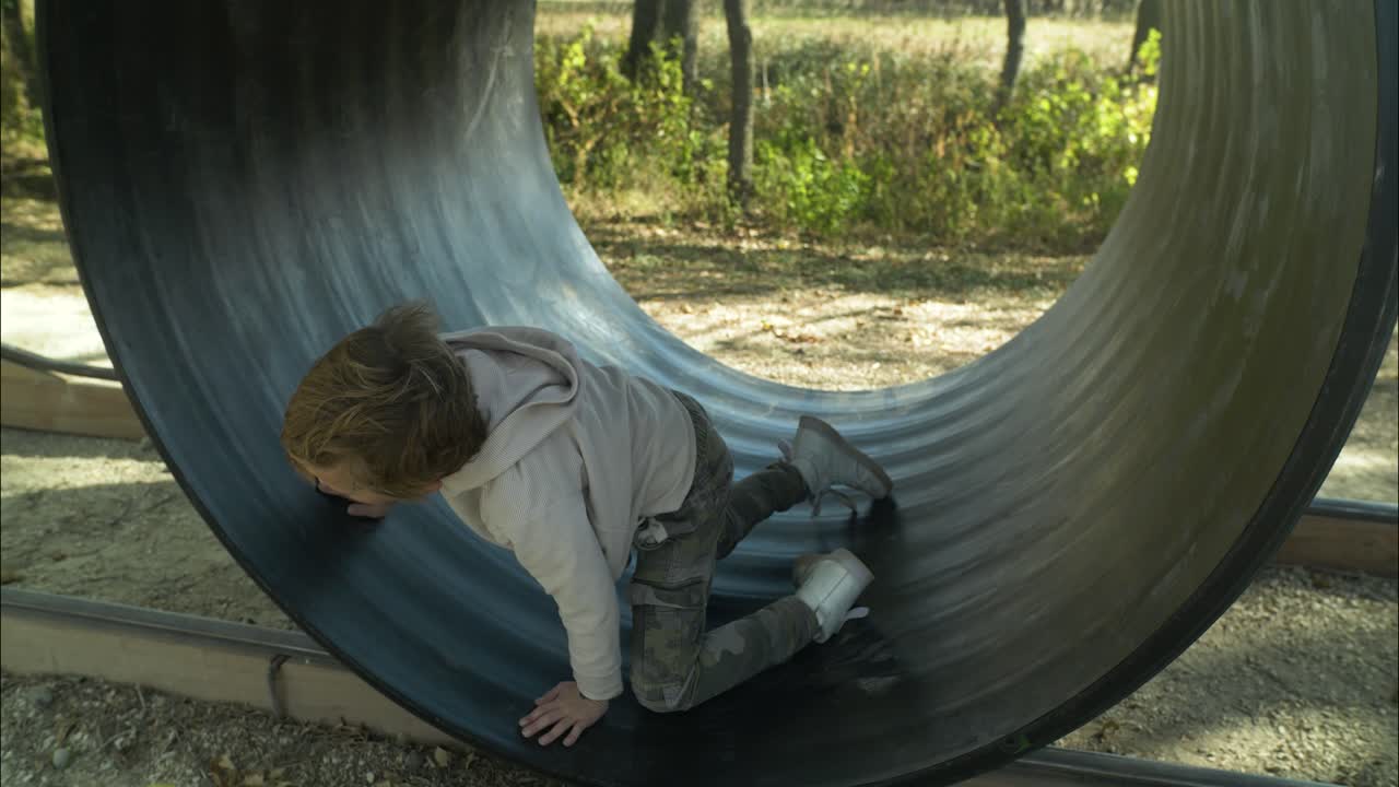 счастливый маленький мальчик играет на хэллоуинской тыквы.