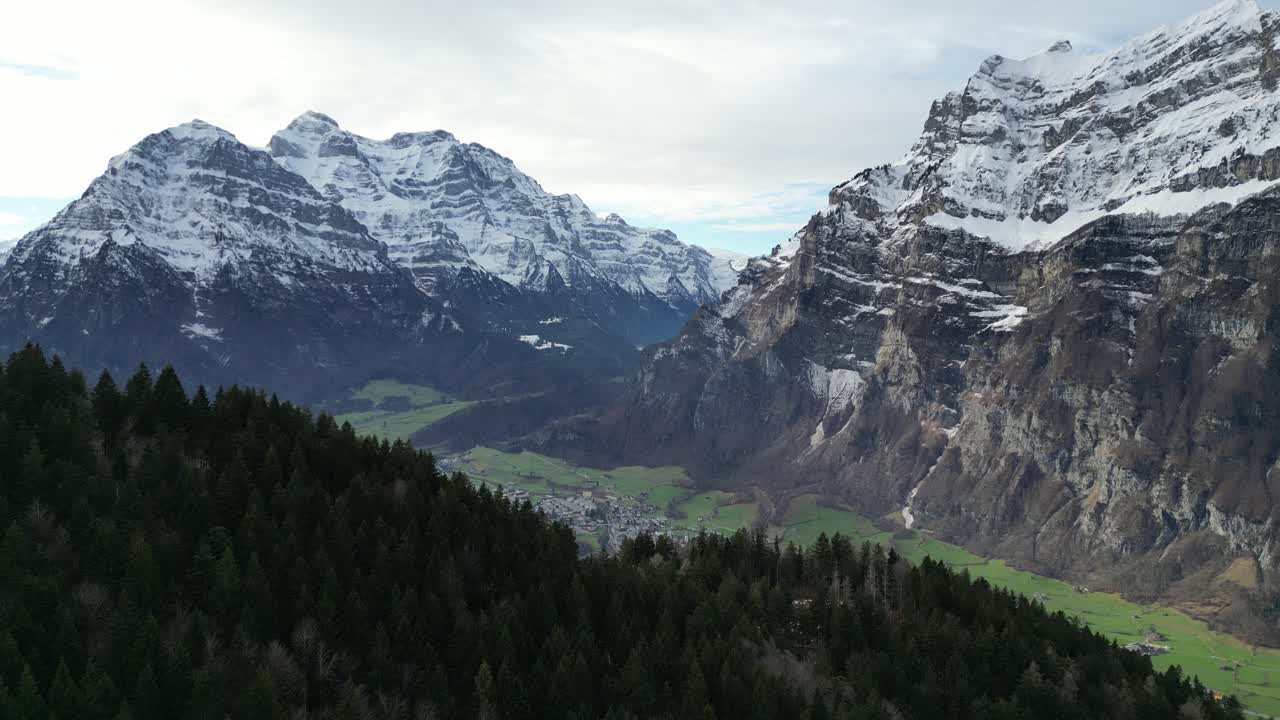 fronalpstock glarus suiza vista aérea lejos de la aldea hacia los alpes