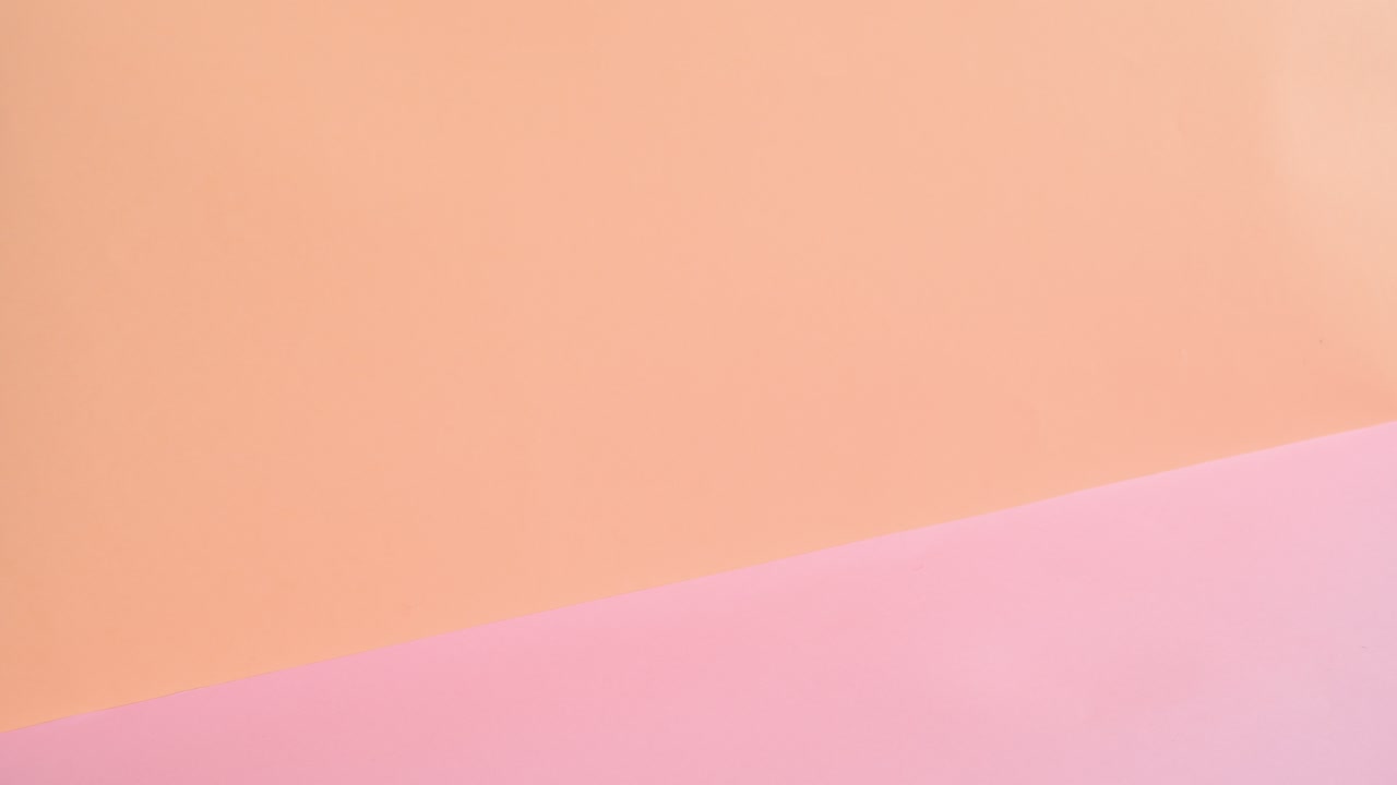 로맨틱한 컵 케이크, 사랑의 풍선과 리본이 오렌지, 분홍색, 파스텔 테마의 오른쪽에 나타납니다.