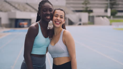 amigos felices en la pista