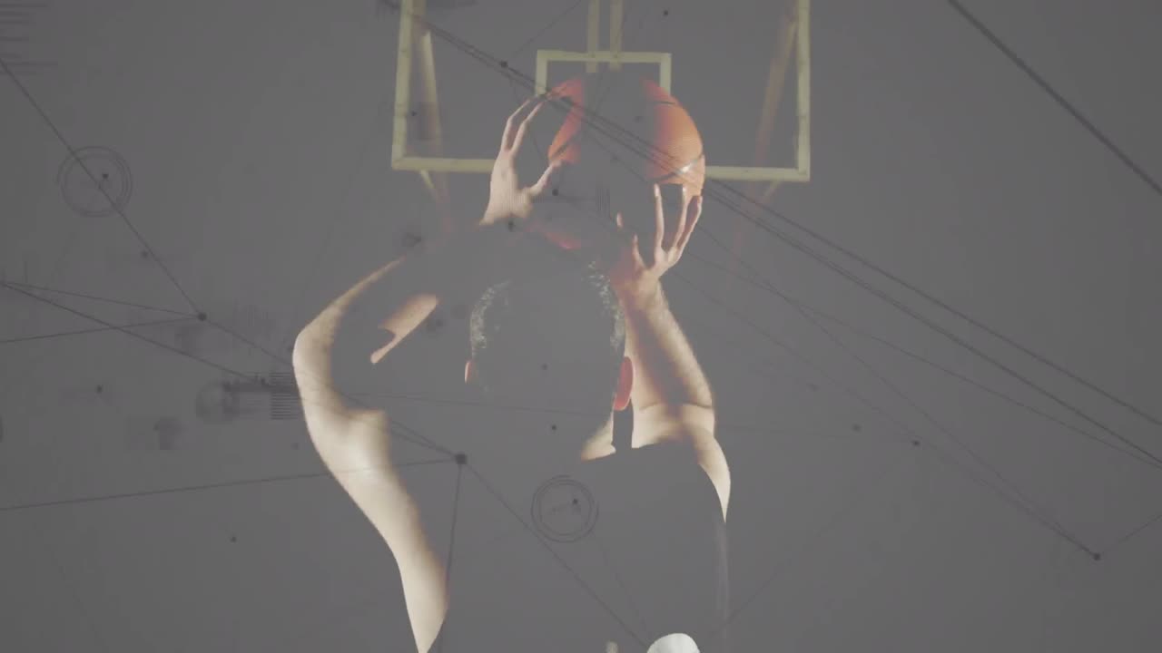 animación del procesamiento de datos, redes de conexiones sobre jugador de baloncesto caucásico en el gimnasio