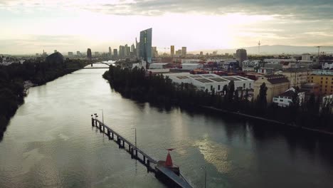 Volando-Sobre-El-Río-En-Frankfurt-Am-Main-Alemania,-Reduciendo-Higt