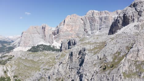 Luftdrohnenflug,-Der-Den-Naturpark-Fanes-Mit-Gigantischen-Bergen-Im-Sonnenlicht-Mit-Blauem-Himmel-Zeigt---Val-Badia-Im-Tal