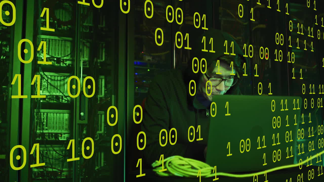 animación de codificación binaria y procesamiento de datos sobre hacker masculino asiático por servidores informáticos