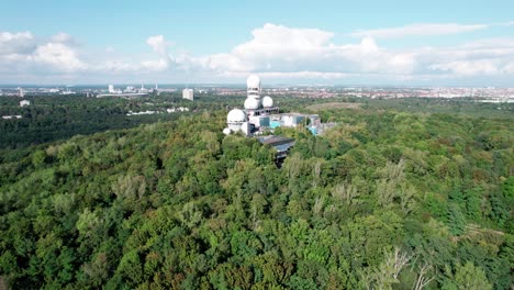 volando hacia la torre de radio abandonada