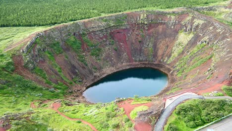 vista aérea alrededor del cráter del volcán kerið en islandia