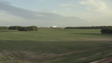 Disparo-Lento-De-Un-Dron-A-Baja-Altitud-De-Una-Fábrica-Industrial-A-Lo-Lejos