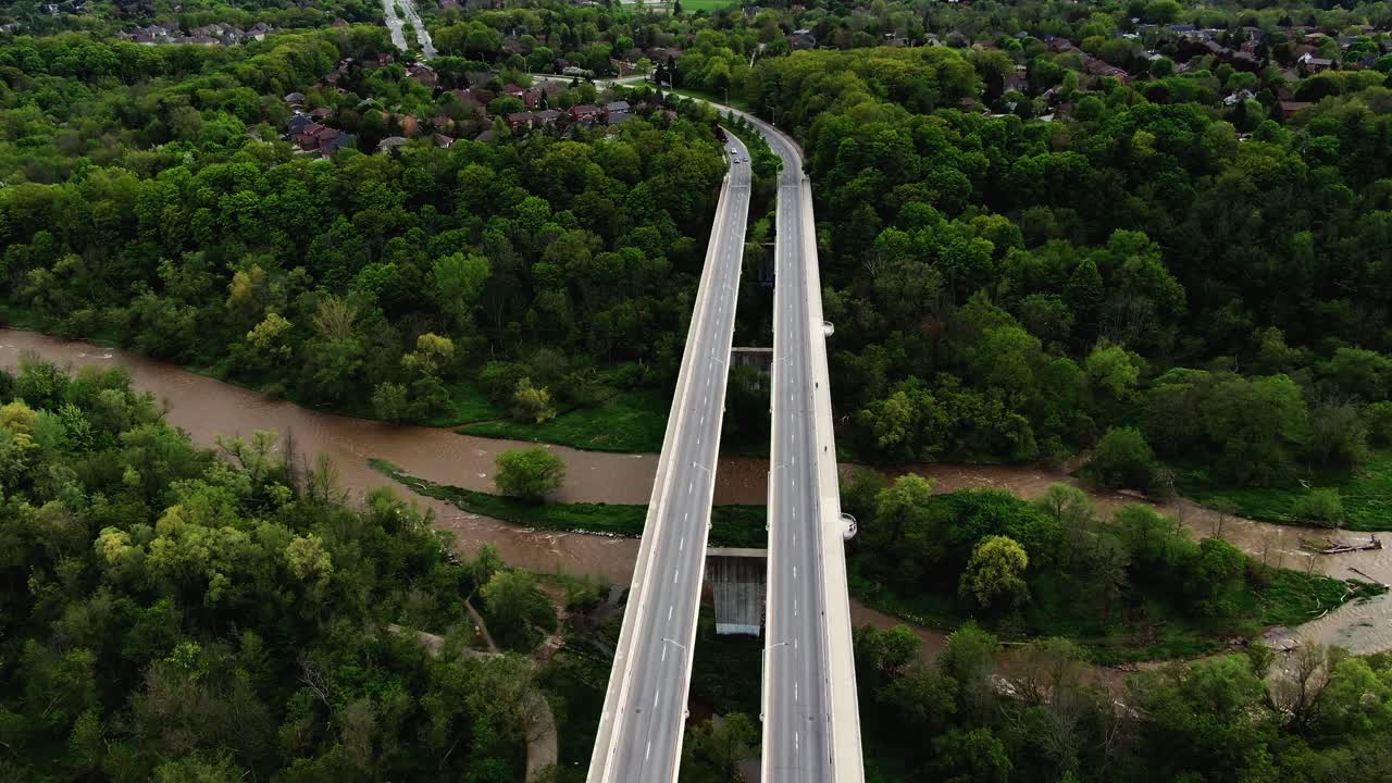 tomada en línea recta de la carretera y el río por la tarde en riverwood, mississauga