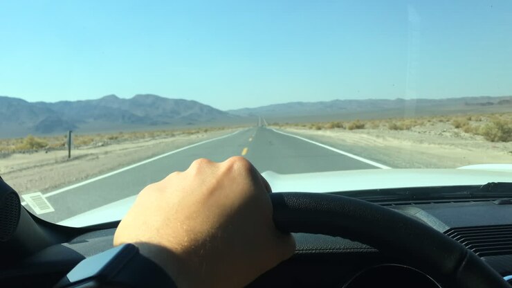Prospettiva di guida di una Ford Mustang nel deserto della California, USA
