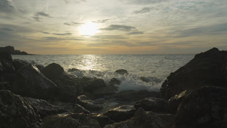 El-Mar-Se-Lava-Sobre-Las-Rocas-Mientras-La-Luz-Dorada-Del-Sol-Se-Refleja-En-La-Superficie-Del-Agua