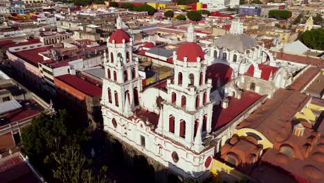 iglesia de compañía en puebla, méxico, en una noche soleada rodeada de edificios densamente poblados en un área densa del centro de la ciudad