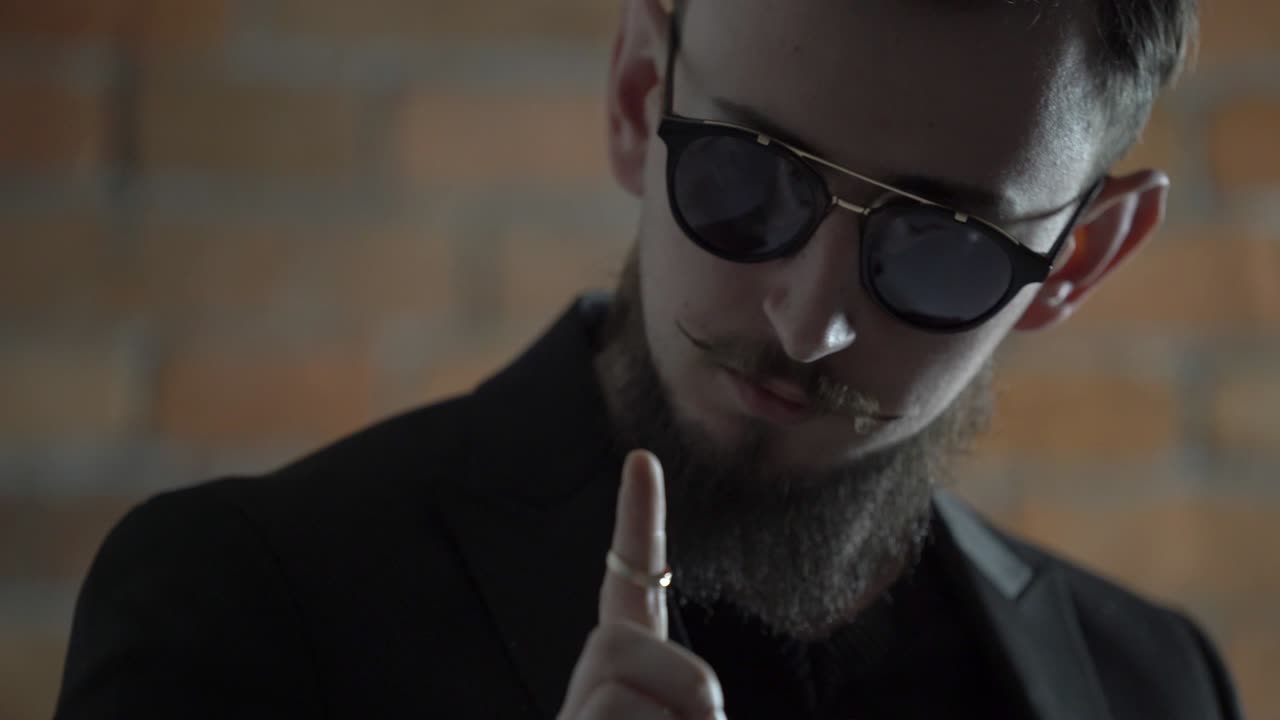 Mago esamina anello d'oro prima di fare un trucco di levitazione. Primo piano. 4K
