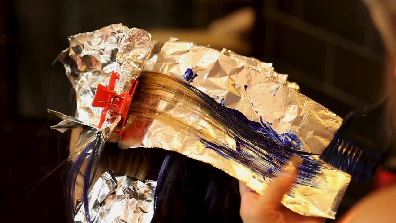 미용사는 보라색 염색약을 적용합니다