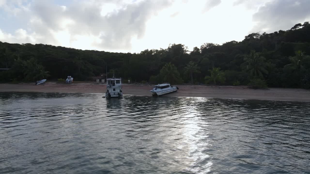 воздушное утро над отдаленным островом в тропической австралии