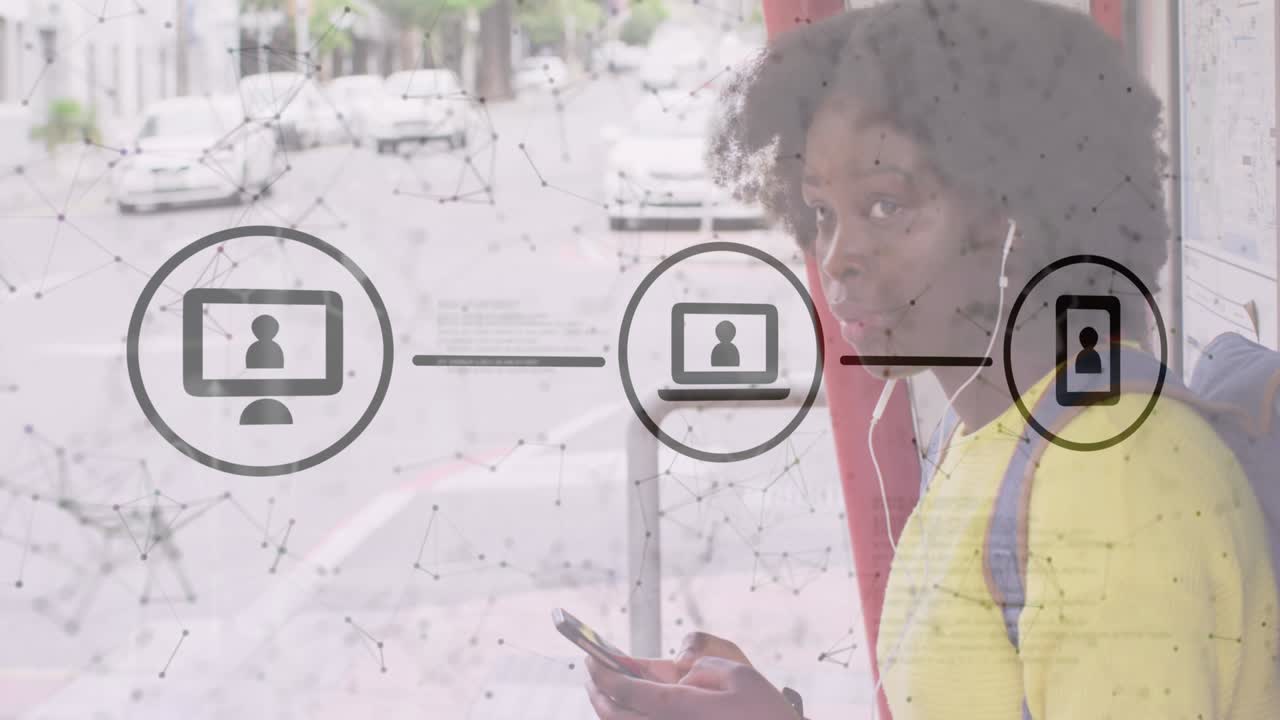 animación de la red de conexiones y medios sobre la mujer afroamericana que usa un teléfono inteligente en la ciudad