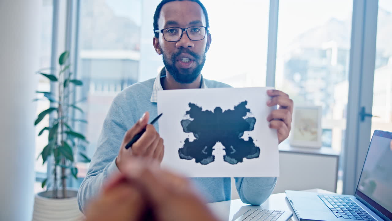 psicólogo hombre, papel de mancha de tinta