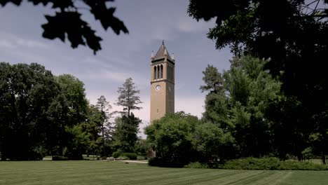 Campanile-Del-Carillón-Conmemorativo-De-Stanton-En-El-Campus-De-La-Universidad-Estatal-De-Iowa-En-Ames,-Iowa-Con-Video-Cardán-Estable-A-Través-De-Hojas