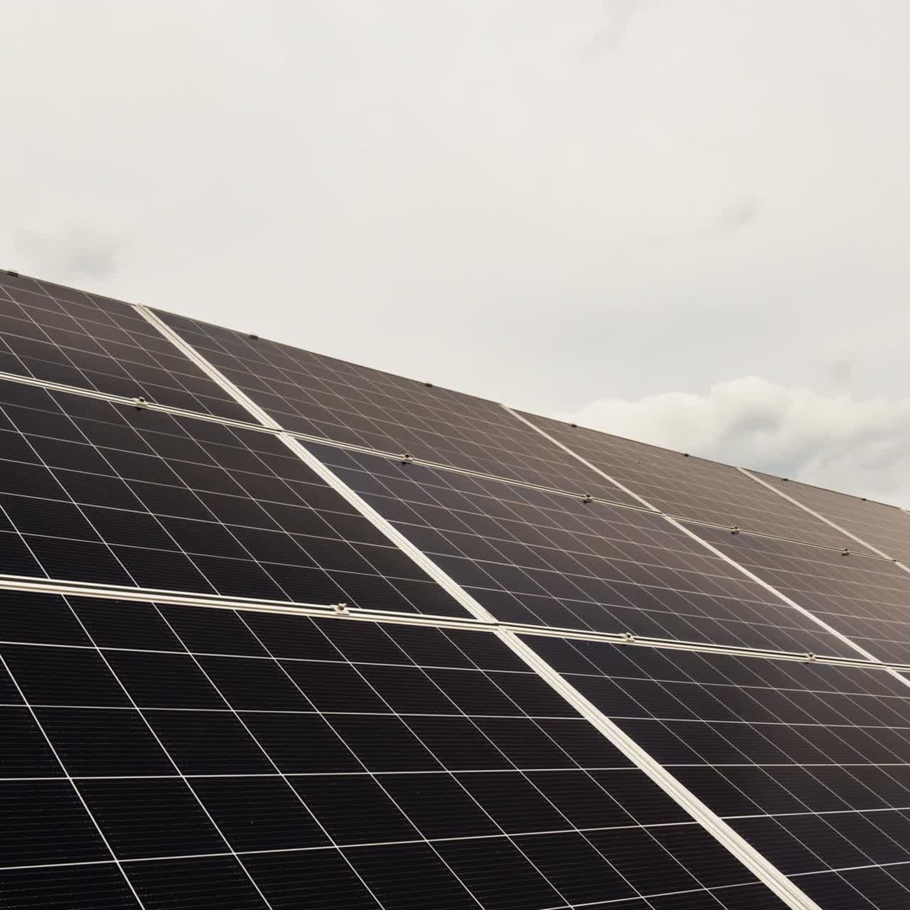 las nubes flotan rápidamente sobre los paneles de la planta de energía solar