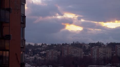 pesadas nubes bloquean el sol sobre los edificios rojos del proyecto de vivienda social