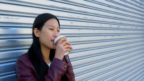 Frau-Telefoniert-Mit-Dem-Handy,-Während-Sie-Auf-Der-Straße-Einen-Kaffee-Trinkt-4k