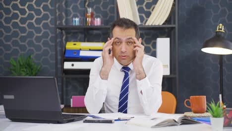 hombre de negocios que sufre de migraña.