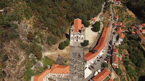 pueblo rodeado de montañas vistas desde arriba