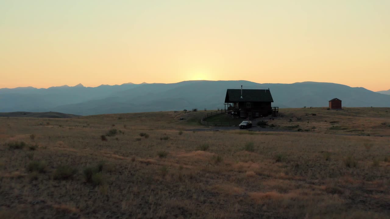 황금시간대에 시골 들판에 있는 공중, 미국 농가 목조 오두막