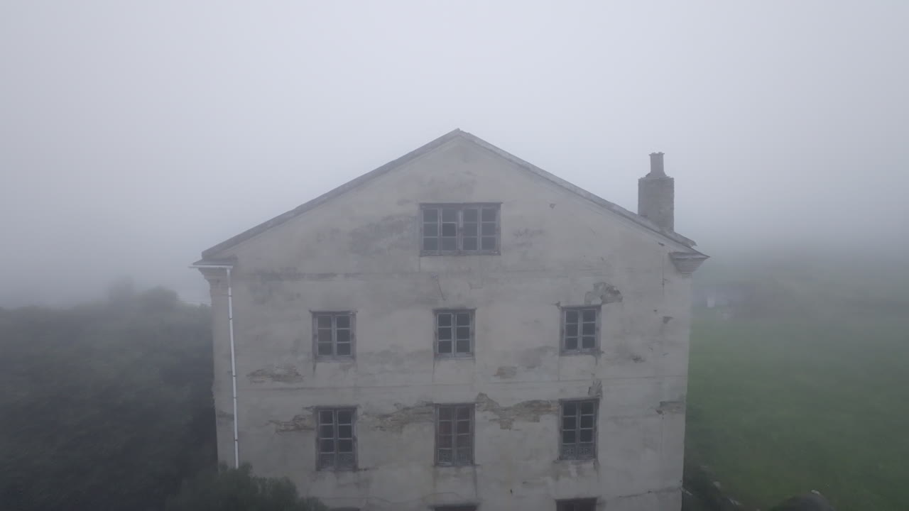 casa abandonada en la niebla