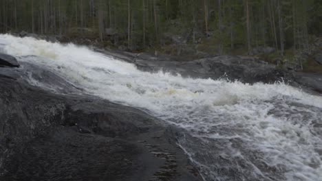 Verrückter-Wasserfallfluss-In-Norwegen.-Zeitlupe