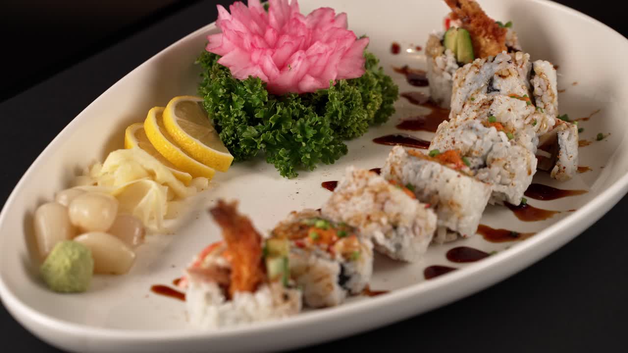 A crisp shrimp tempura roll with rich crab and smooth avocado. 바삭한 새우튀김 롤에 크랩과 부드러운 아보카도 조화.