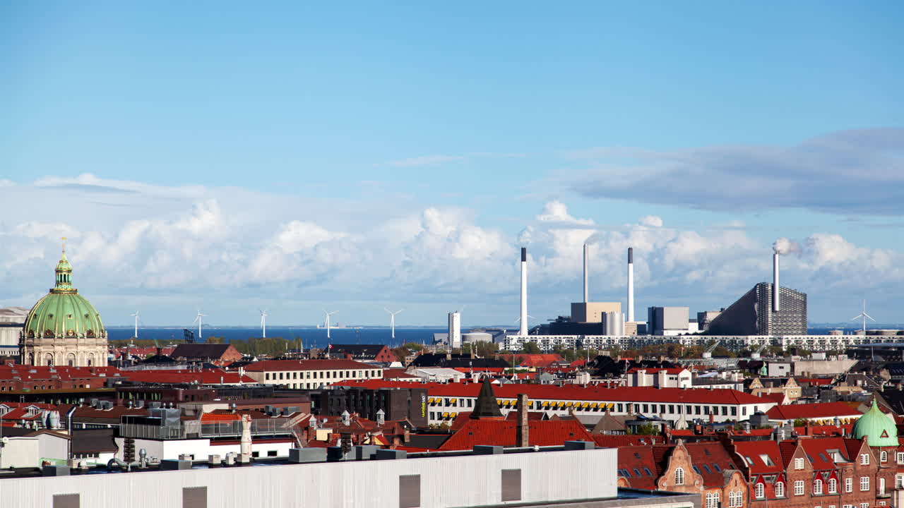 timelapse del horizonte de copenhague: el casco antiguo, la fábrica moderna y las turbinas eólicas