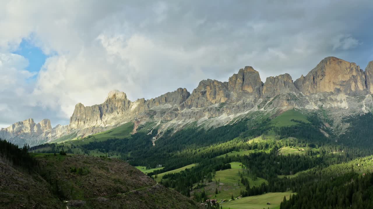 이탈리아 남부 티롤의 라테마르 산에서 백운석 알프스의 공중 촬영